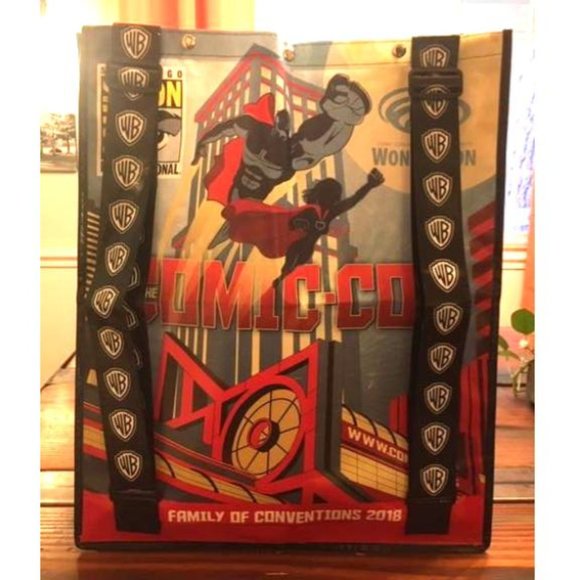 SOLD - Comic-Con Exclusive Bag & Rare Collectible DC Pin - Picture 2 of 6